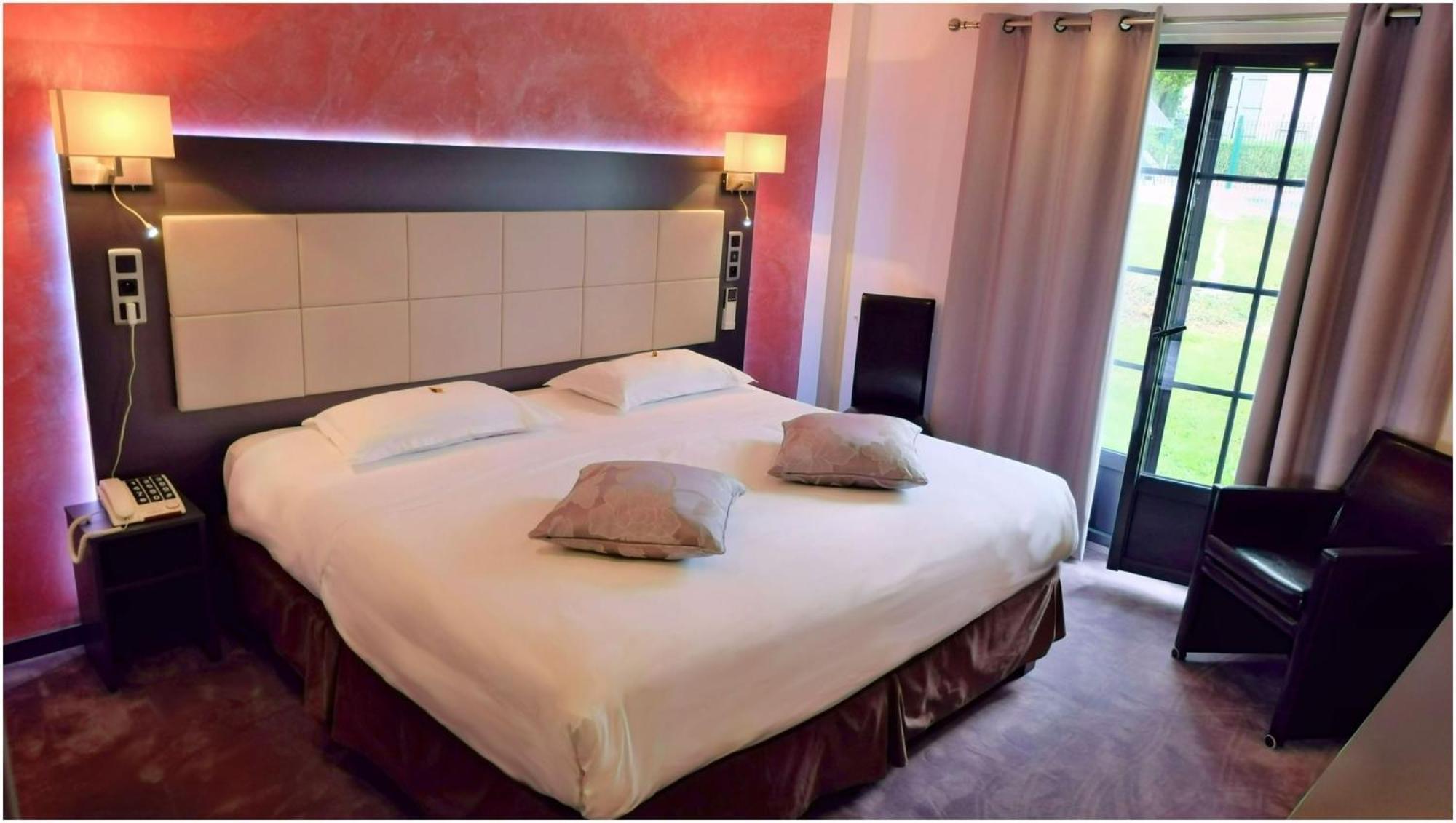 Hotel Restaurant Les Coquelicots, The Originals Relais Saint-Pardoux-l'Ortigier Εξωτερικό φωτογραφία