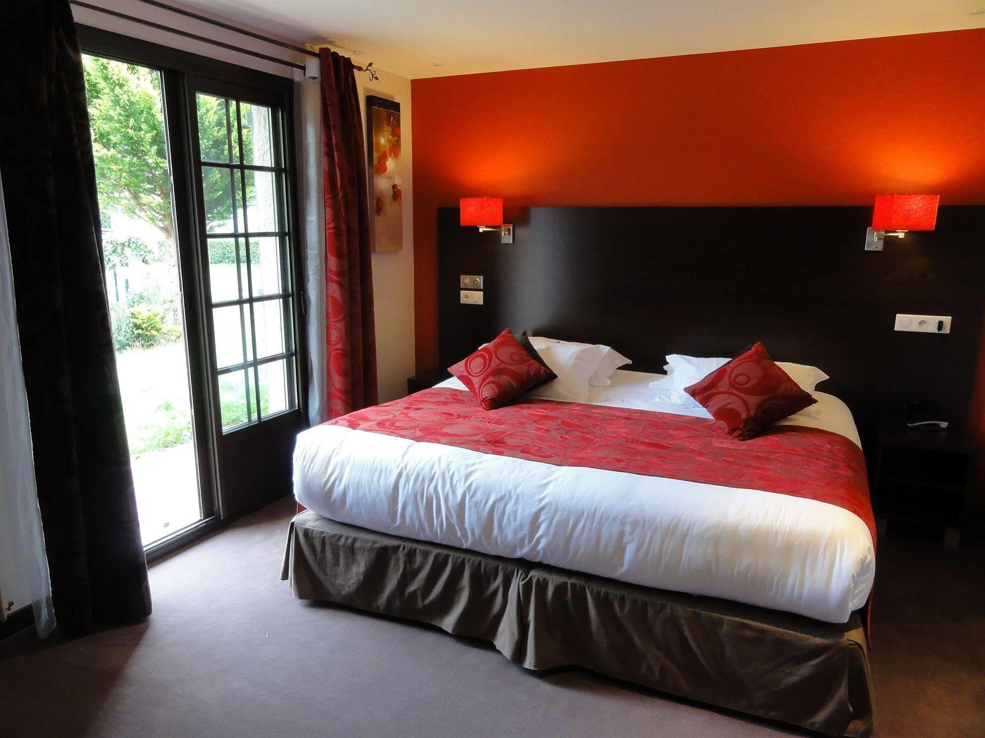 Hotel Restaurant Les Coquelicots, The Originals Relais Saint-Pardoux-l'Ortigier Δωμάτιο φωτογραφία